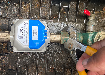 AXsを設置する様子。通信端末との結線作業が不要となります。