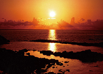 ⻩⾦岬は⼣陽の名所として知られ「⽇本の⼣陽百選」にも選ばれています。